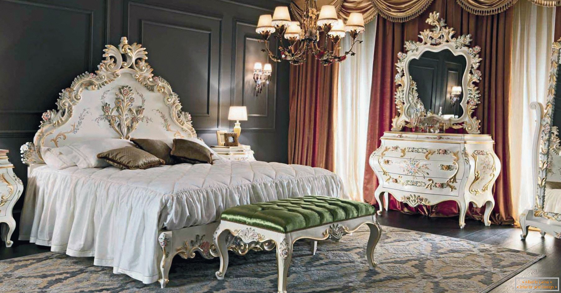 Pro zdobení ložnice byl použit kontrast tmavě hnědé, zlaté, červené a bílé barvy. Nábytek je vybrán podle stylu baroka.