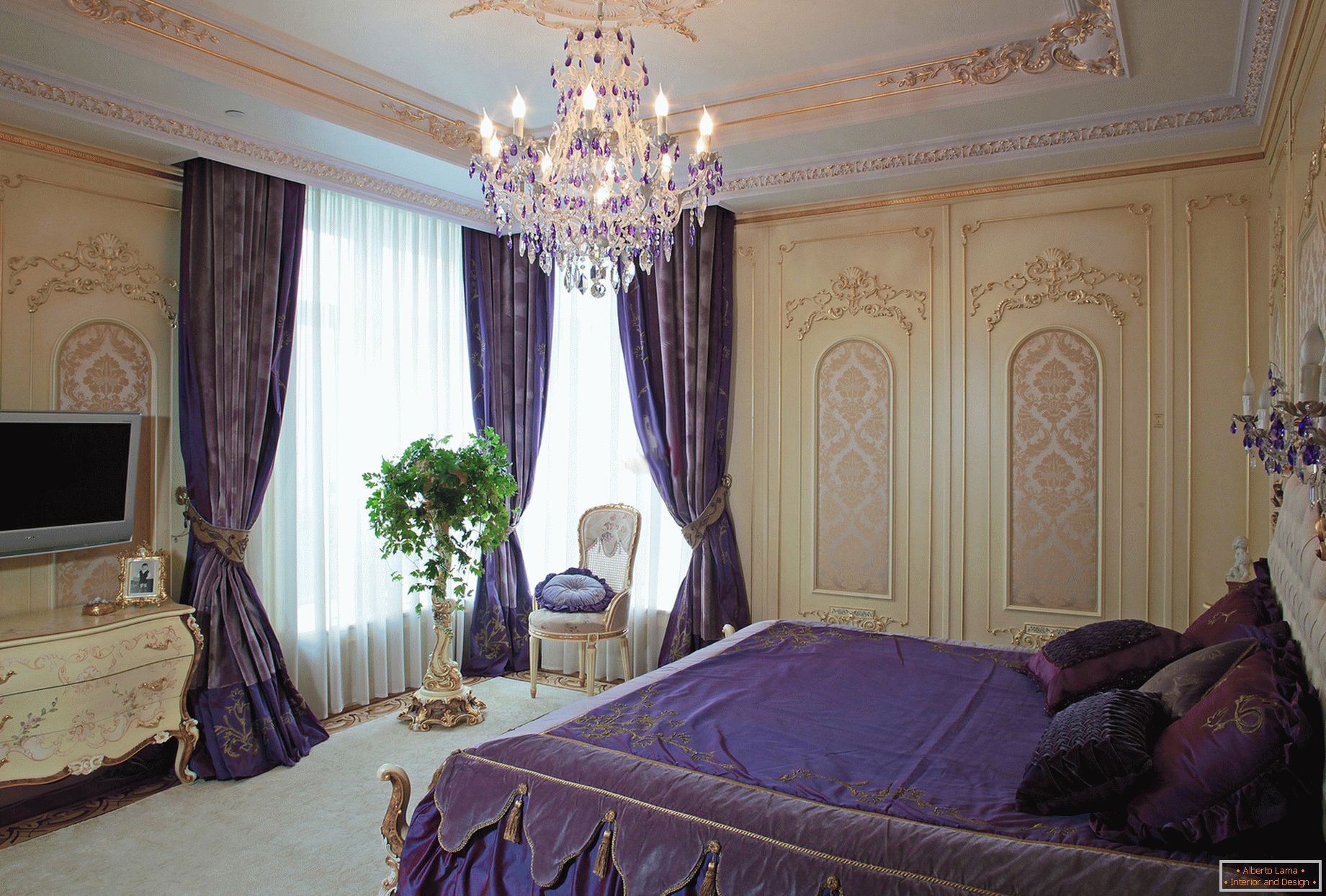 Stylová ložnice v barokním stylu. Jemný designový koncept - tmavě purpurové závěsy jsou kombinovány s lůžkovinami odpovídající tónu.