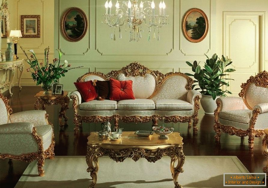 Pokoj pro hosty je v jemných olivových tónech. Nábytek s vyřezávanými zády a nohami je přizpůsoben stylu baroka.