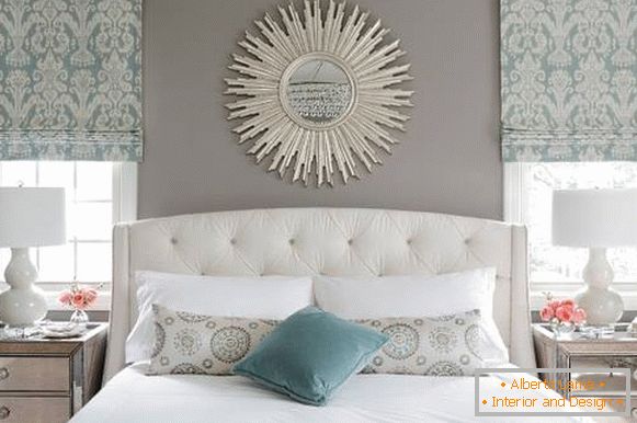 dekorativní polštář na posteli