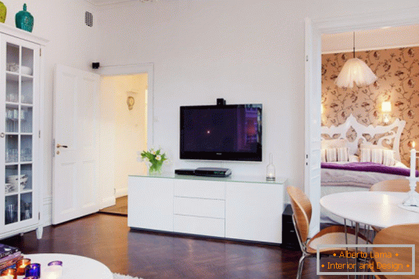 TV na stěně v obývacím pokoji