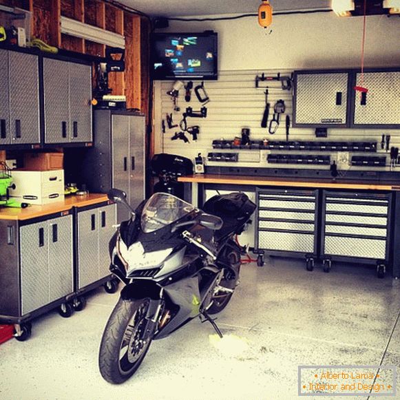 Motocykl ve vnitřku domácí garáže