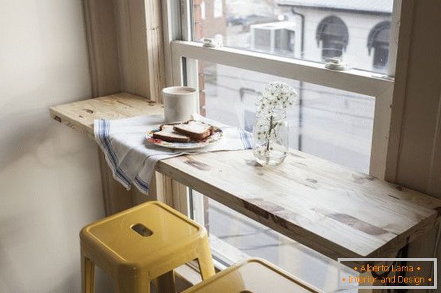 Stůl a stoličky u okna