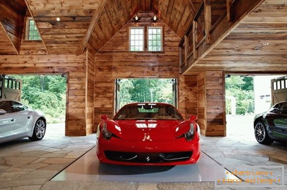 Luxusní vozy v dřevěné garáži
