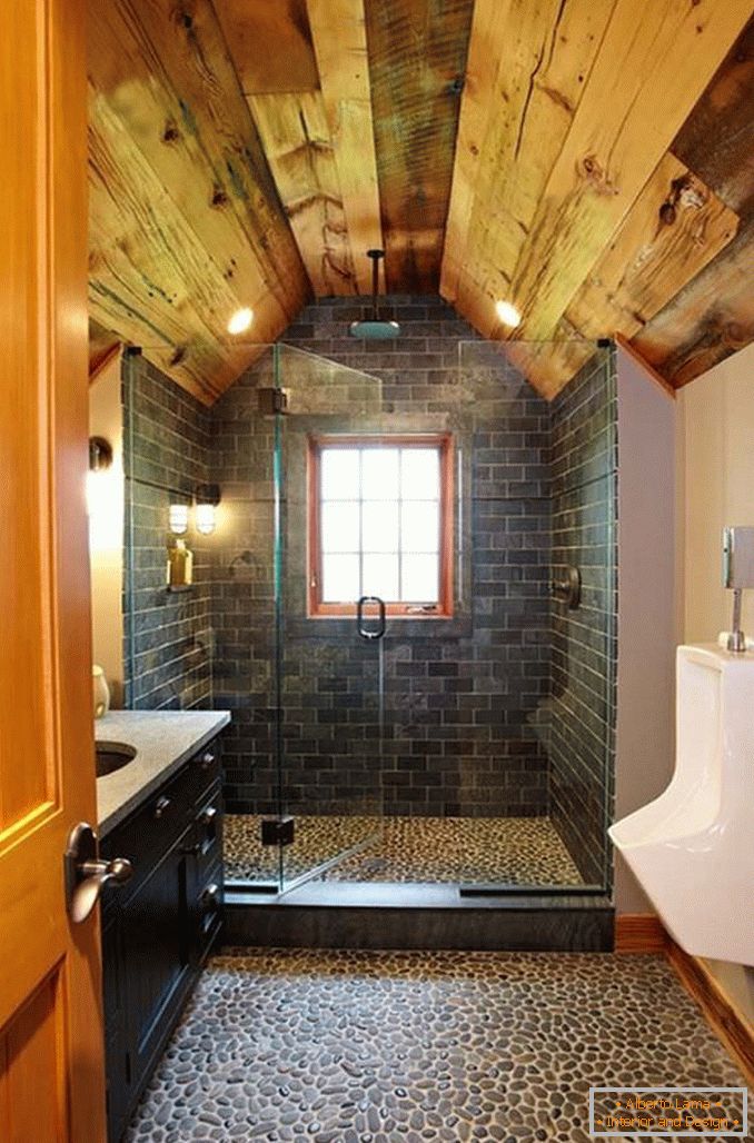 Koupelna s dřevěnou a kamennou výzdobou