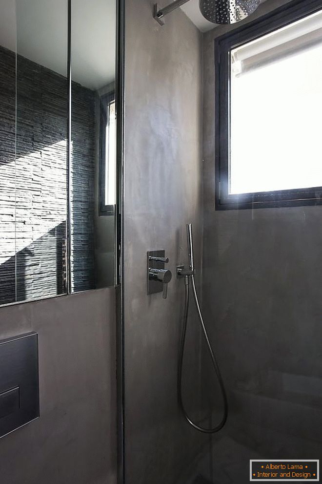 Sprcha se skleněnou stěnou