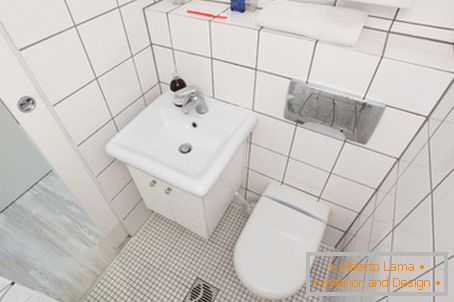 Malá koupelna v bílé barvě