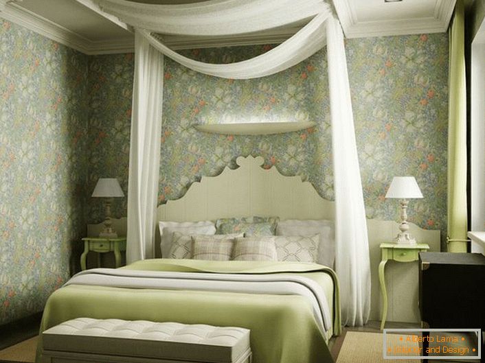 Pozoruhodným rysem designu ložnice byla kabina z průsvitné bílé látky přes postel. Světlý, romantický design je ideální pro ložnici mladého páru.