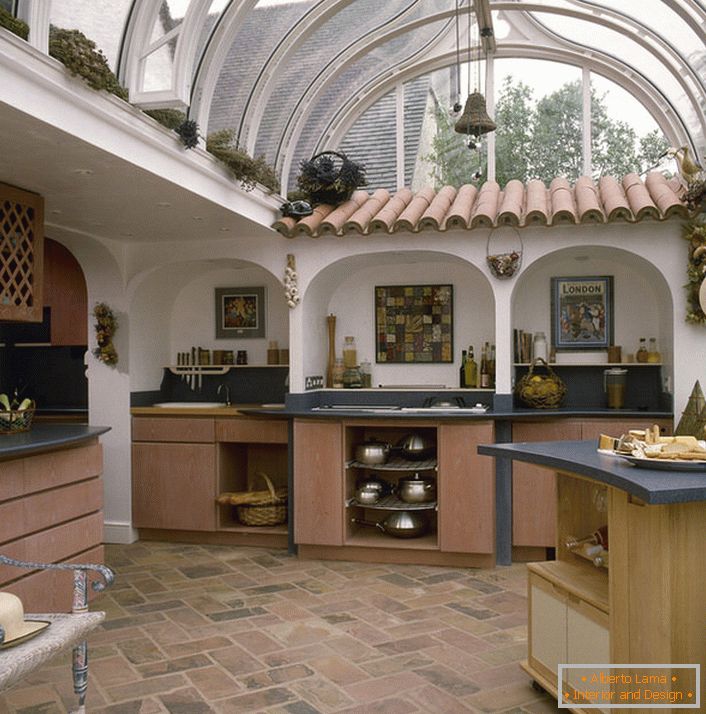 Kuchyně ve středomořském stylu pod skleněnou střechou v domě v jižní Itálii.