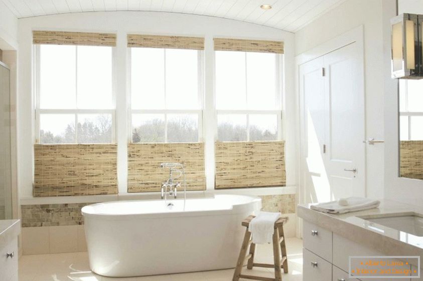 Drahá koupelna s přírodními materiály a velkými okny
