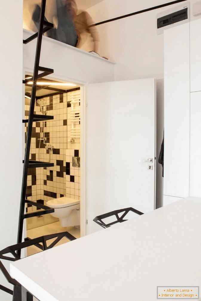 Koupelna studiového apartmánu v černé a bílé barvě
