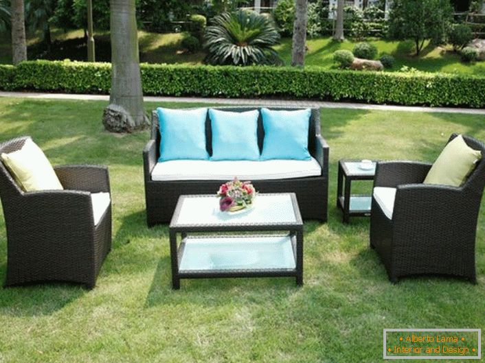 Originální nábytek vyrobený z umělého ratanu je ideální pro zahradní pozemek.