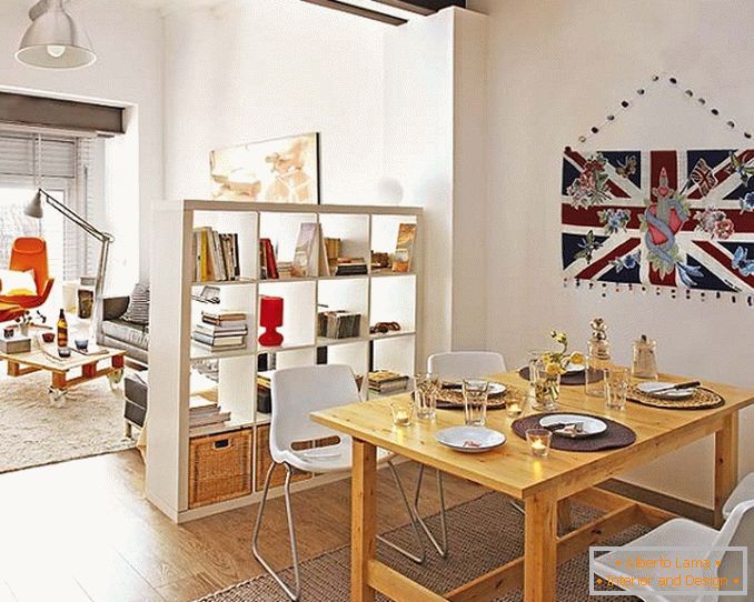 Interiér jídelny malého bytu v Barceloně