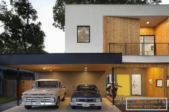 Černobílý dům s dřevěným obložením a garáží