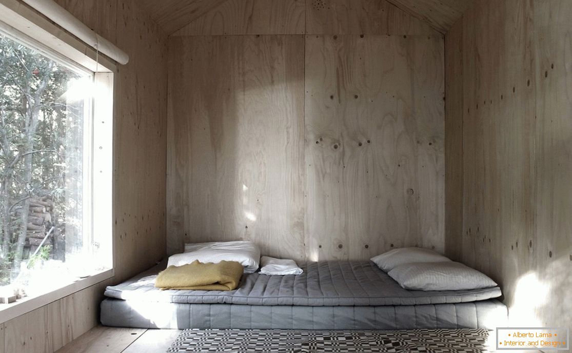 Ložnice mini-domu Ermitage Cabin ve Švédsku