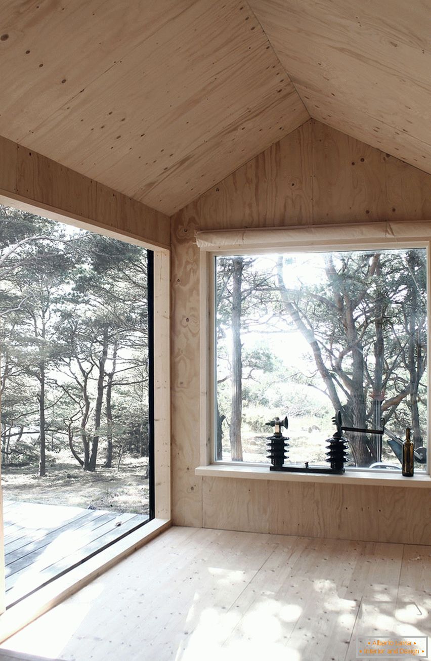 Interiér mini-domu Ermitage Cabin ve Švédsku