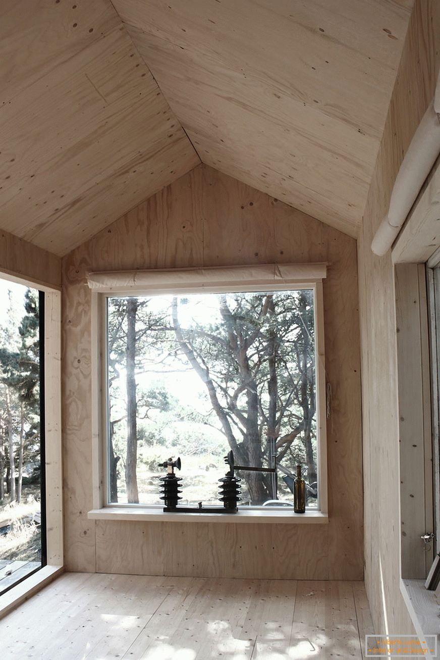 Interiér mini-domu Ermitage Cabin ve Švédsku
