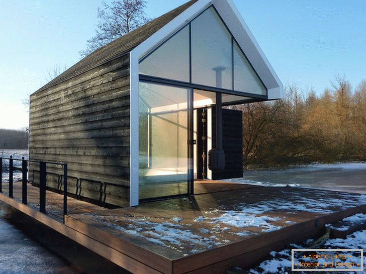 Malý skleněný dům u jezera v Holandsku