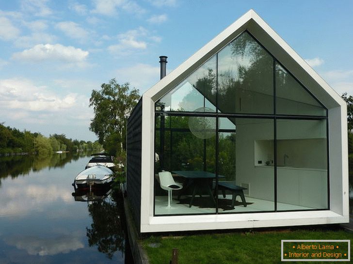 Malý skleněný dům u jezera v Holandsku