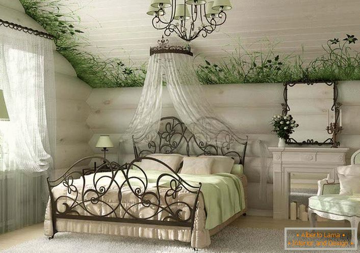 Světlá, prostorná ložnice ve venkovském stylu je pozoruhodná pro speciální stropní úpravu, na níž je zobrazena svěží zeleň se vzácnými květy.