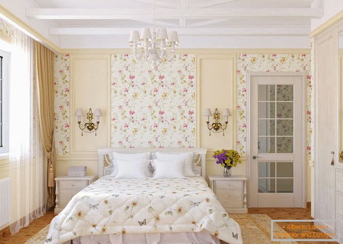Stěny ložnice ve venkovském stylu jsou vyzdobeny květinovými tapety, které harmonicky splynou s postelemi na posteli.