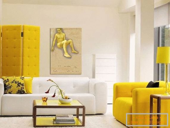 Vyvážení barev v asymetrickém obývacím pokoji