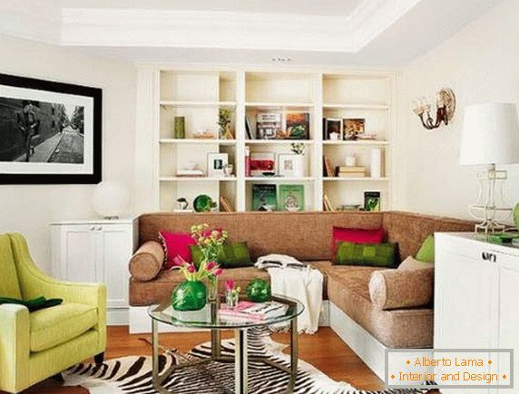 Světlý asymetrický obývací pokoj