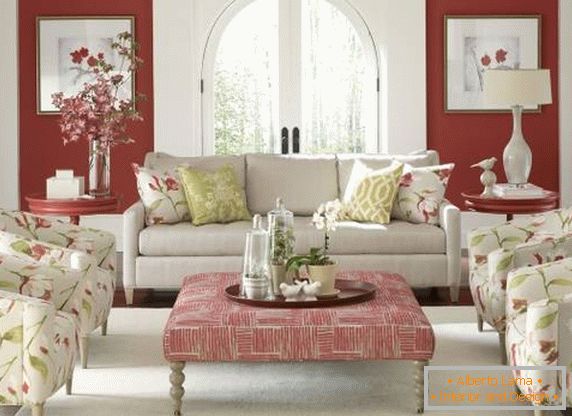 Symetrický obývací pokoj v jarních barvách