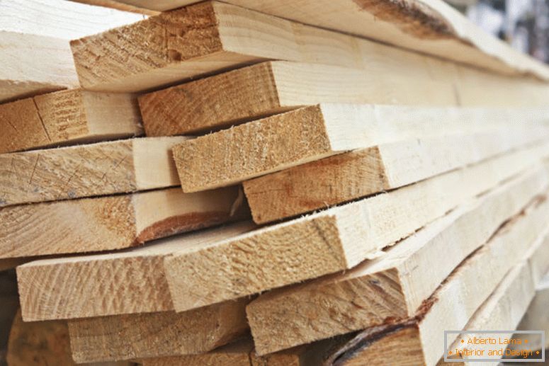 Velké hromady dřevěných desek uložených v pilu