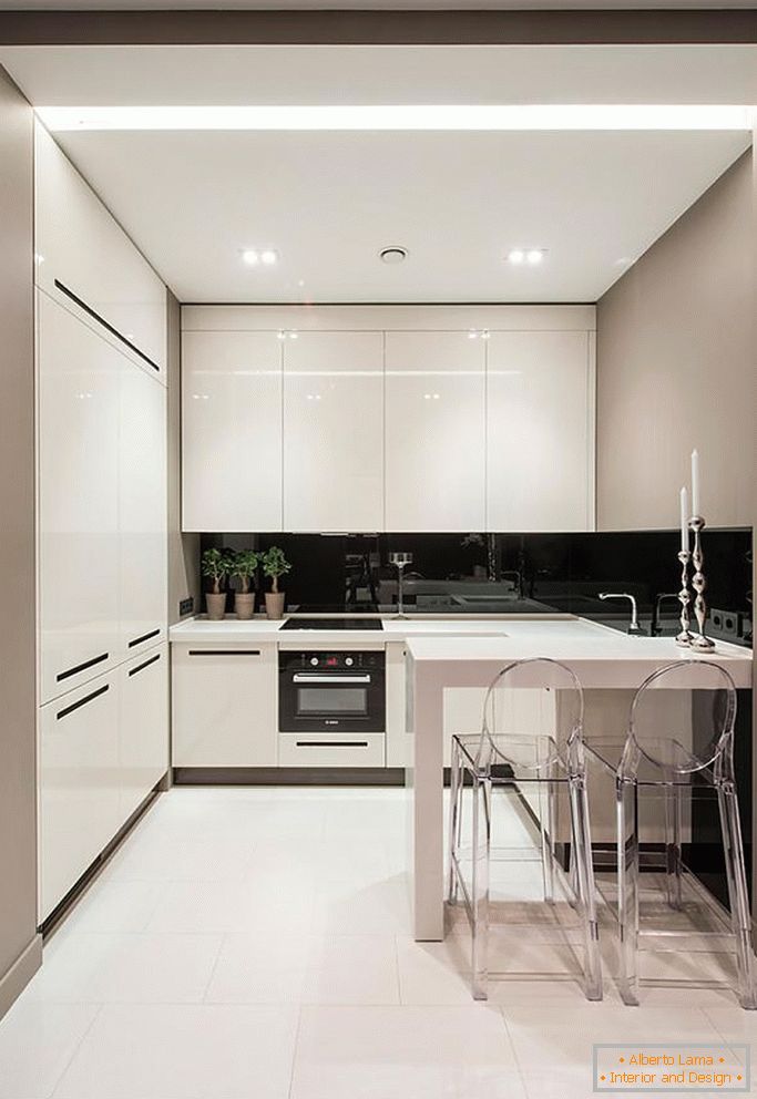 Elegantní černobílá kuchyně v malém prostoru