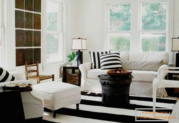 Pruhovaný koberec a polštáře v obývacím pokoji