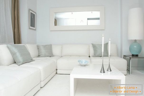 Bílá barva v interiéru obývacího pokoje