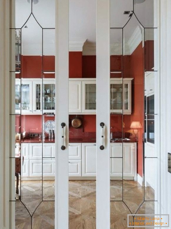 Elegantní posuvné dveře pro kuchyně ze dřeva se sklem