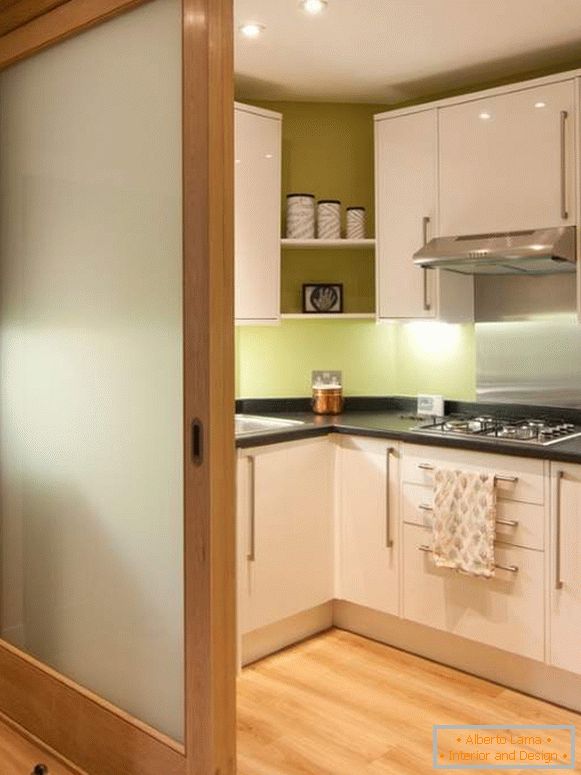 Krásný design kuchyně s posuvnými dveřmi ze dřeva