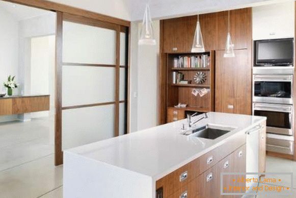 Dřevěné posuvné dveře mezi kuchyňou a obývacím pokojem