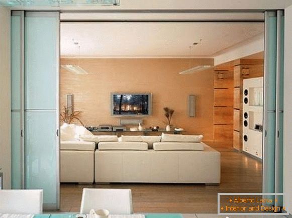 Kuchyně obývací pokoje s posuvnými dveřmi - nápady zónového prostoru