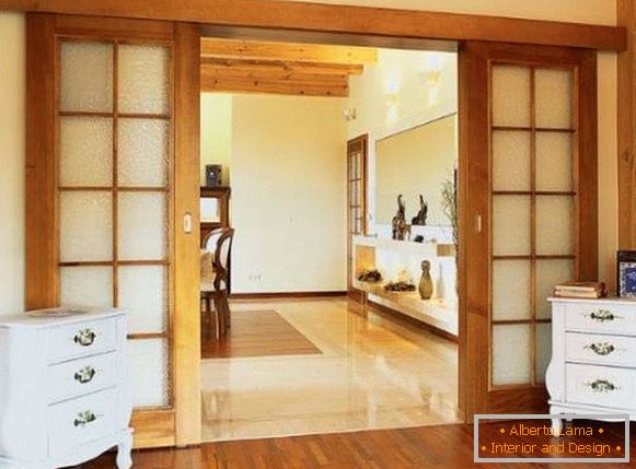 Klasické posuvné dveře mezi kuchyňou a obývacím pokojem - fotografie ze dřeva se sklem