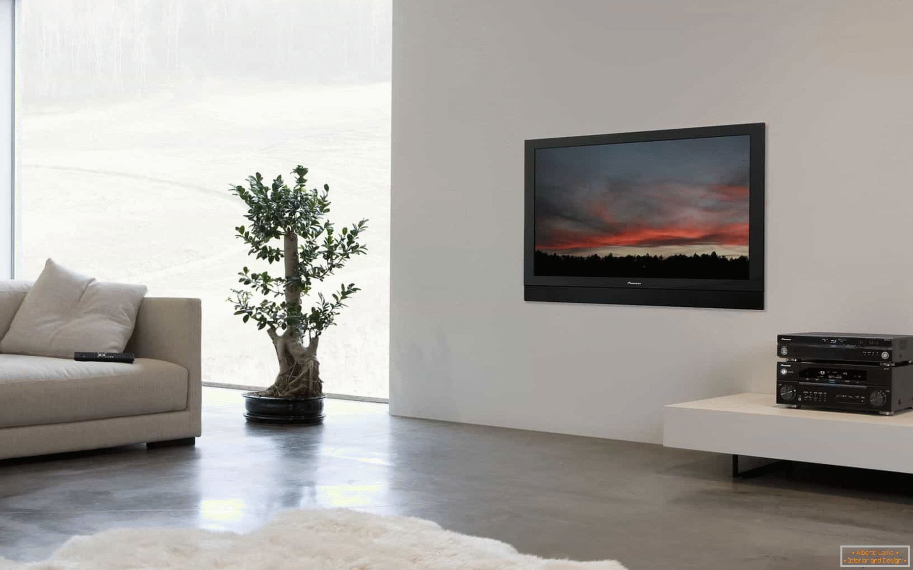 TV na bílé stěně v obývacím pokoji