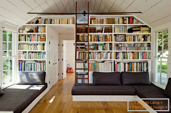 Interiér malého moderního obývacího pokoje