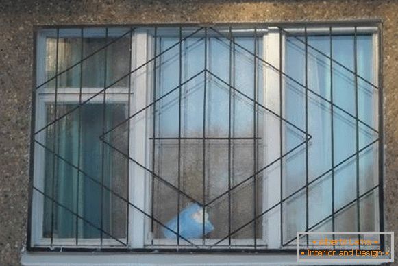 Svařované kovové mřížky na oknech - fotografie z fasády