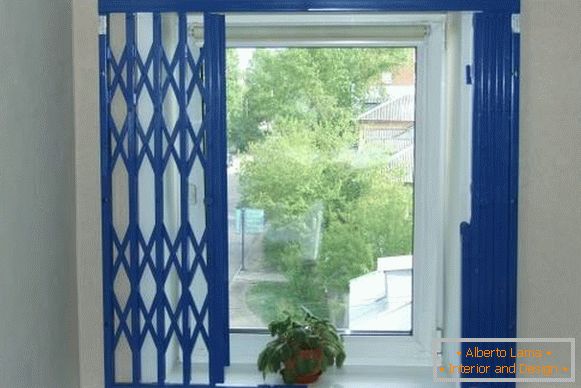Vnitřní rošty на окна - раздвижные синего цвета