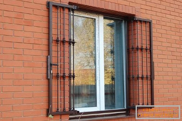 Kovové závěsné okenní mřížky se zámkem