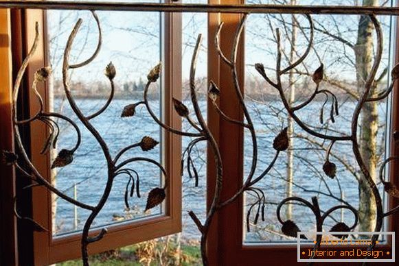 Kované mřížky na oknech - fotografie uvnitř domu
