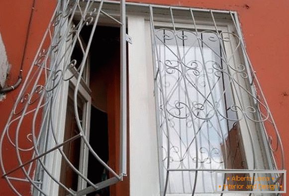 Zametání krásných mříží na oknech - fotografie domu venku