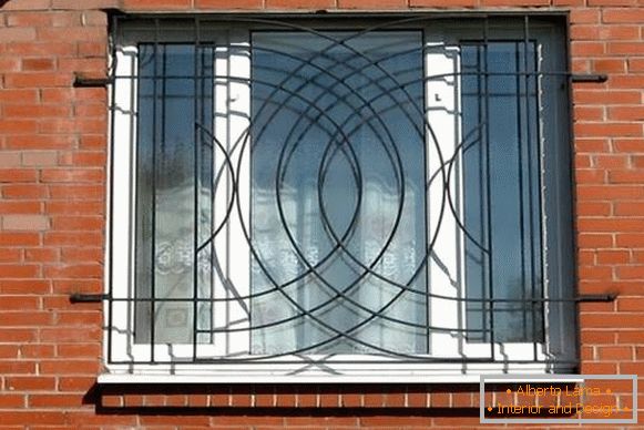 Moderní okenní mříže - fotografie v prvním patře