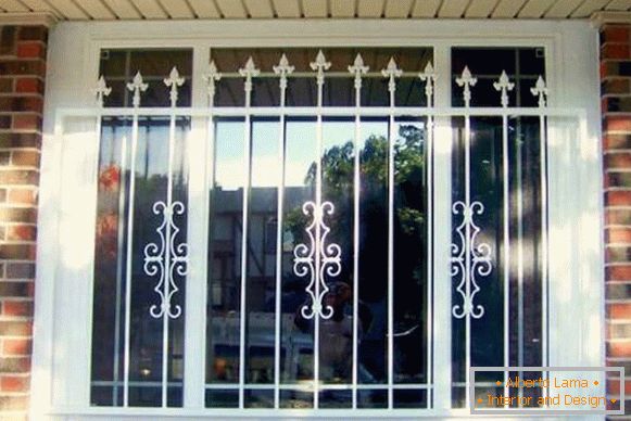 Krásné mříže na oknech soukromého domu z cihel