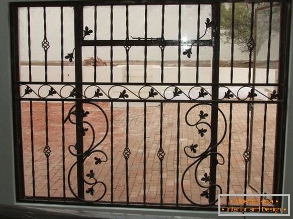 Krásné kované mřížky na oknech - fotografie domu