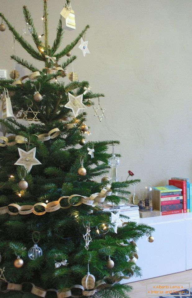 Vánoční strom zdobí naše domácí hračky