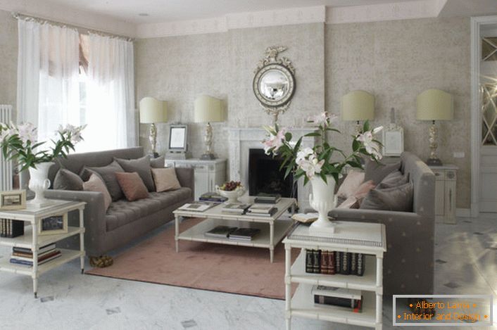 Obývací pokoj ve francouzském stylu je vyzdoben ve světlých barvách. V pokoji je romantická, útulná atmosféra.