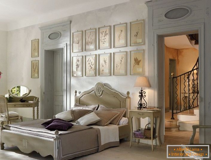 V souladu s tradicemi francouzského stylu pro ložnici byl vybrán lakonický lehký dřevěný nábytek. Zajímavý detail je koláž obrazů nad hlavou postele.